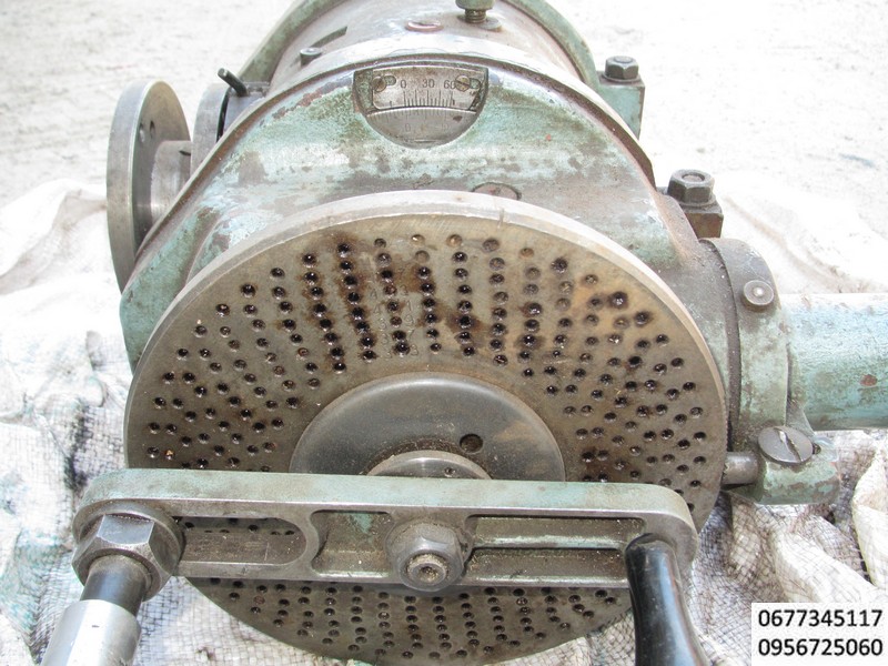 Удг-д-200, удг 200, удг , 7036-0052 П , Универсальные делительные головки являются важнейшей принадлежностью консольно-фрезерных станков, в особенности универсальных, и значительно расширяют их технологические возможности. Делительные головки используют при изготовлении различных инструментов (фрез, разверток, зенкеров, метчиков), нормализованных деталей машин Делительные головки используют, во-первых для установки оси обрабатывали заготовки под требуемым углом относительно стола станка; во-вторых, для периодического поворота заготовки вокруг ее оси на определенный угол (деление на равные и неравные части); в-третьих, для непрерывного вращения заготовки при нарезании винтовых канавок или винтовых зубьев зубчатых колес.